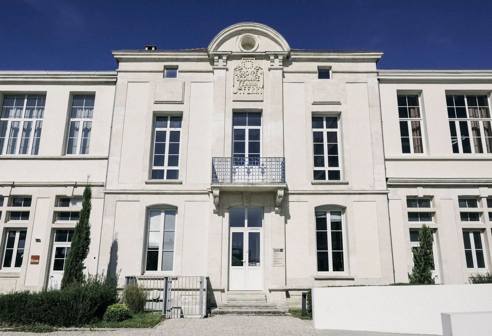 Façade de l'ancienne école Jules Ferry · Studio 130 à Royan
